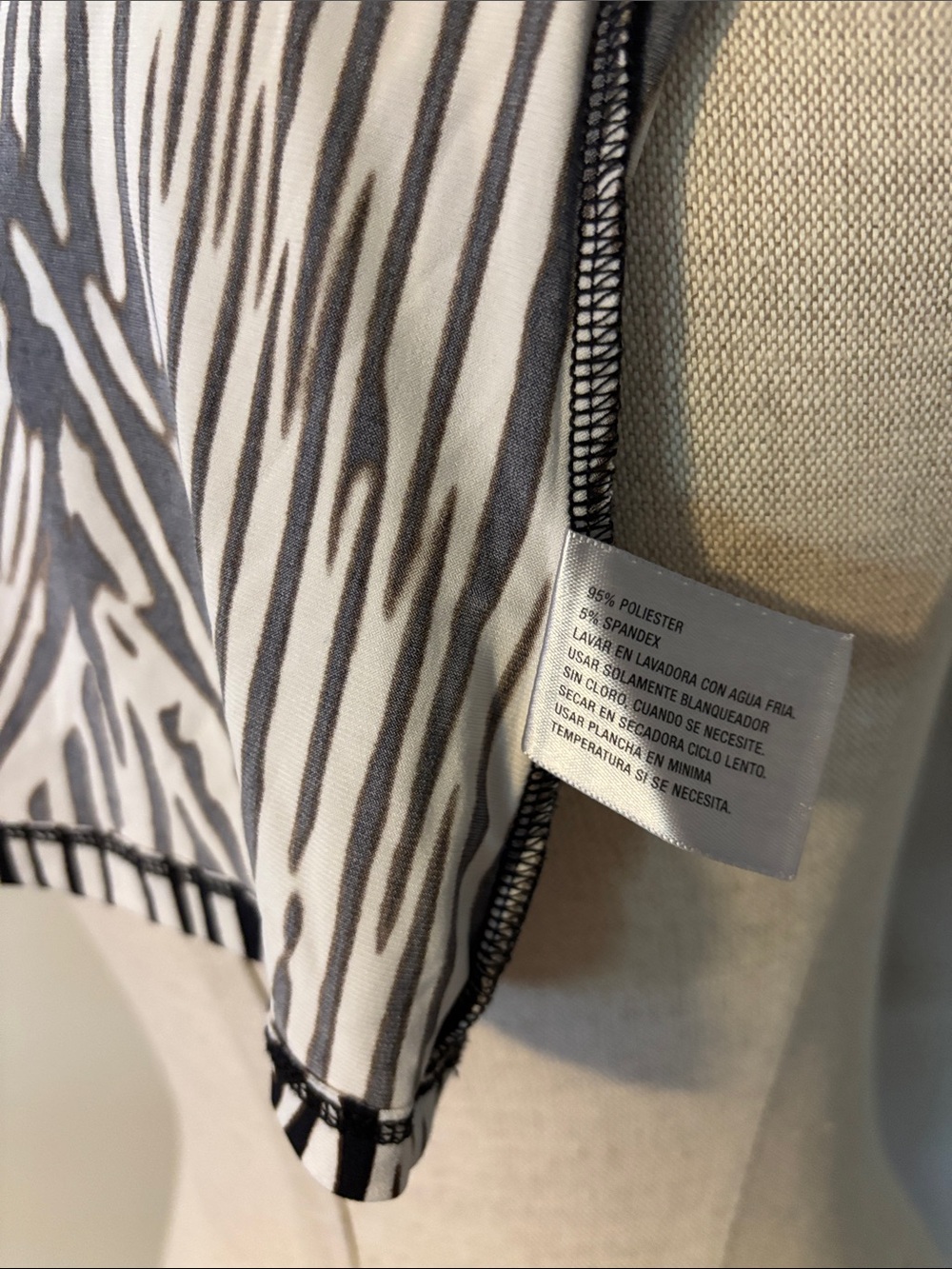Worthington Black & White Short Sleeve Scoop Neck Top - Picture 4 of 4